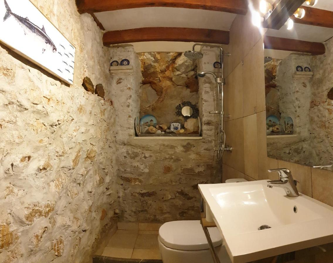 Traditional Seafront Apartment سيمي المظهر الخارجي الصورة