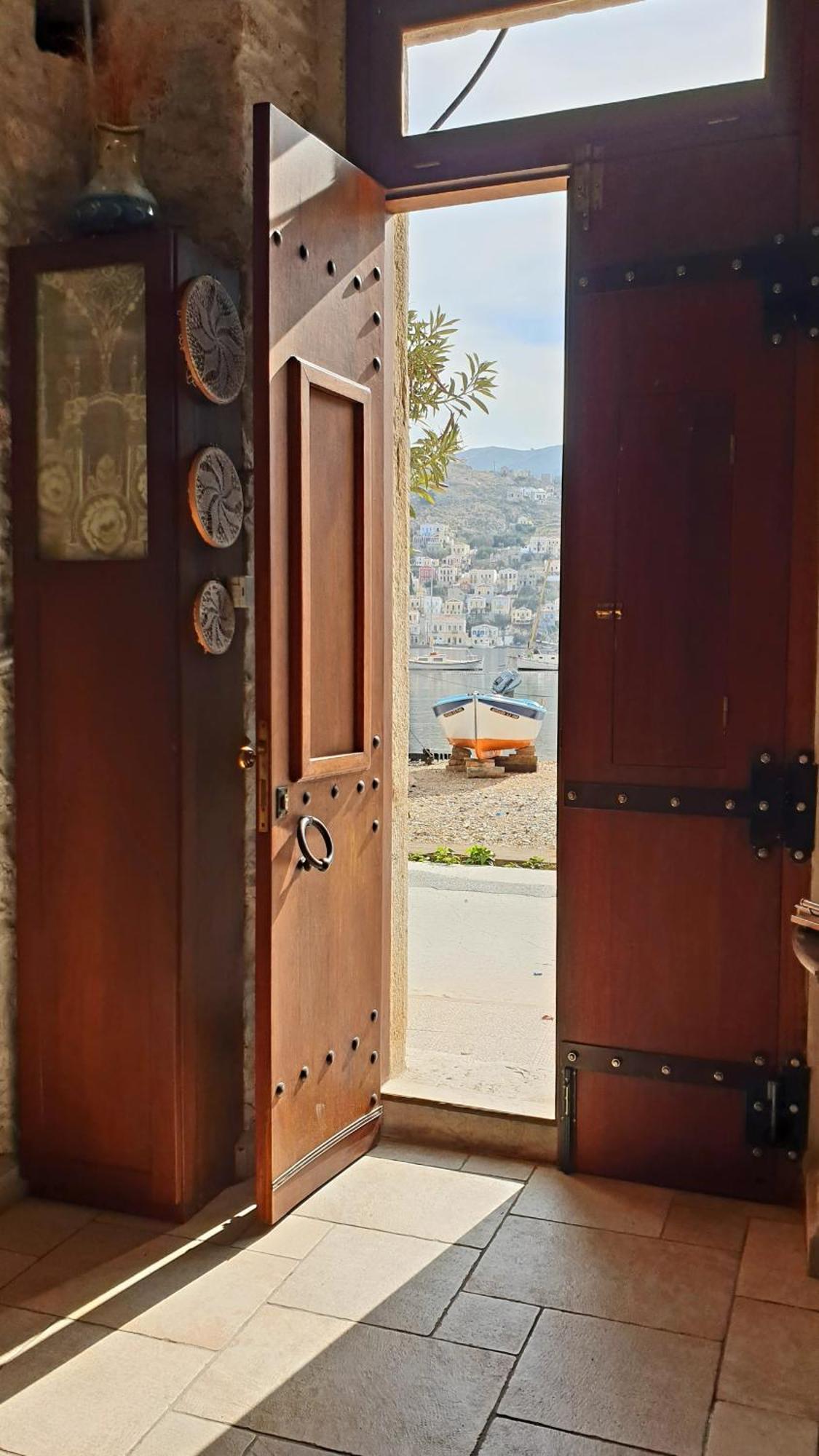 Traditional Seafront Apartment سيمي المظهر الخارجي الصورة