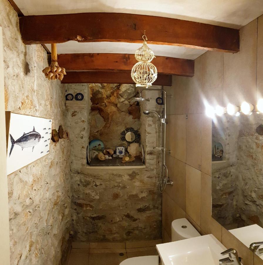 Traditional Seafront Apartment سيمي المظهر الخارجي الصورة